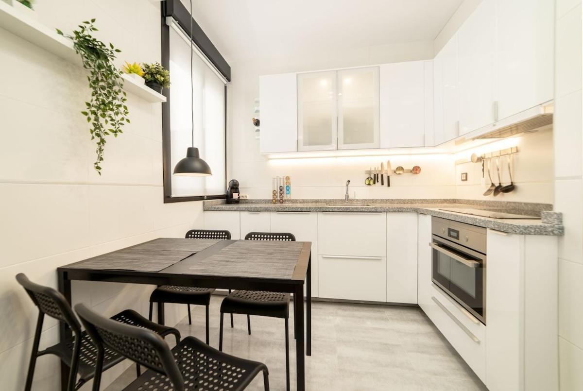 -Malagasunapts- Stylish City Centre Pool&Parking المظهر الخارجي الصورة